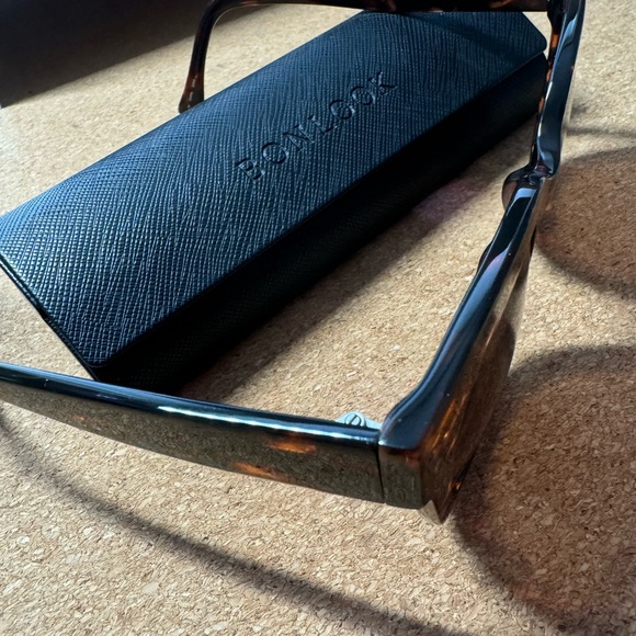 Tortoise shell frame designer sunglasses. - Picture 3 of 5